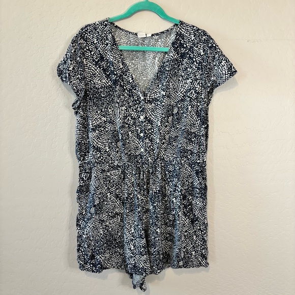 GAP V-Neck Romper - Picture 3 of 6